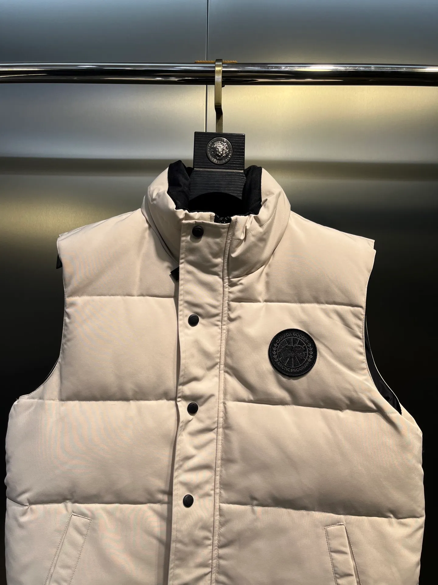 P380 🇨🇦Canada Goose""🇨🇦🌟 Garson down vest has always been recognized as the warmest down jacket. Various Instagram celebrities, Internet celebrities, and celebrities often wear it for street photos. I make Canada Goose every year, but I still can't get rid of my love for it. No matter how cold the days are, there is no need to be afraid, because there is! Filled with 90% white duck down, it is the legendary warmest down jacket and is known as a must-have for Arctic outdoor sports! The most popular down jacket in the world, celebrities are rushing to buy it, it is a must-have!  Size: XS to 2XL
